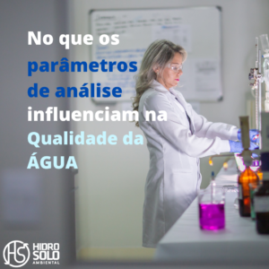 Uma funcionária do laboratório de jaleco junto de uma bancada cheia de frascos usados na análise de qualidade da água com os dizeres "No que os parâmetros de análise influenciam na Qualidade da Água"